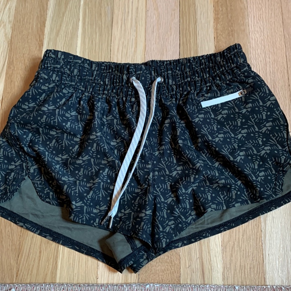 Vuori Clementine Shorts- Oregano Woodblock- NEVER WORN